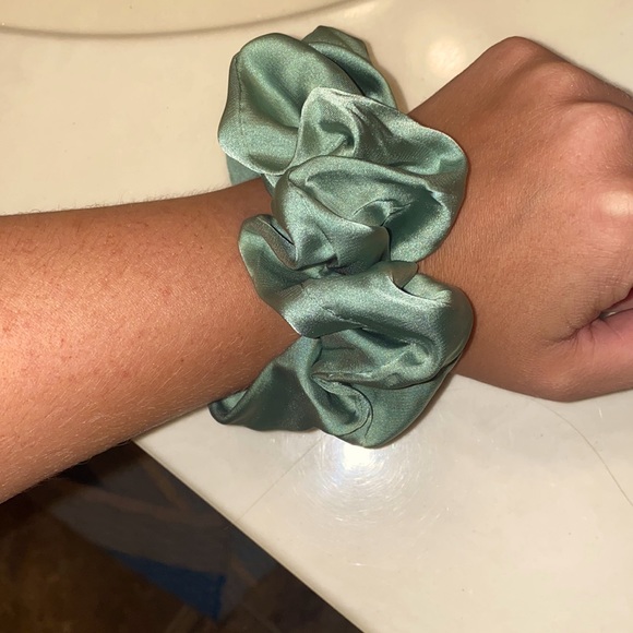 Green scrunchie - Picture 2 of 2
